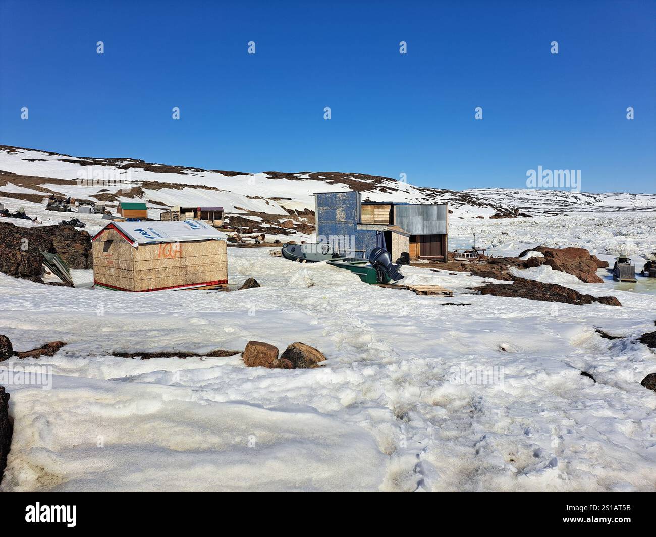 Cabanes et hangars au camp de chasse/pêche sur la plage de Frobisher Bay à Apex, Nunavut, Canada Banque D'Images