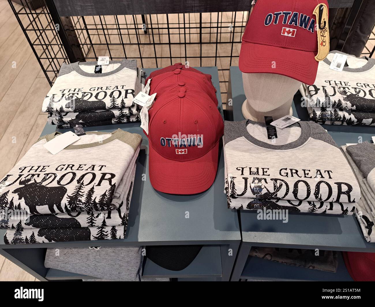 Sweat-shirts et casquettes de baseball souvenir à la boutique de cadeaux de l'aéroport international d'Ottawa en Ontario, Canada Banque D'Images