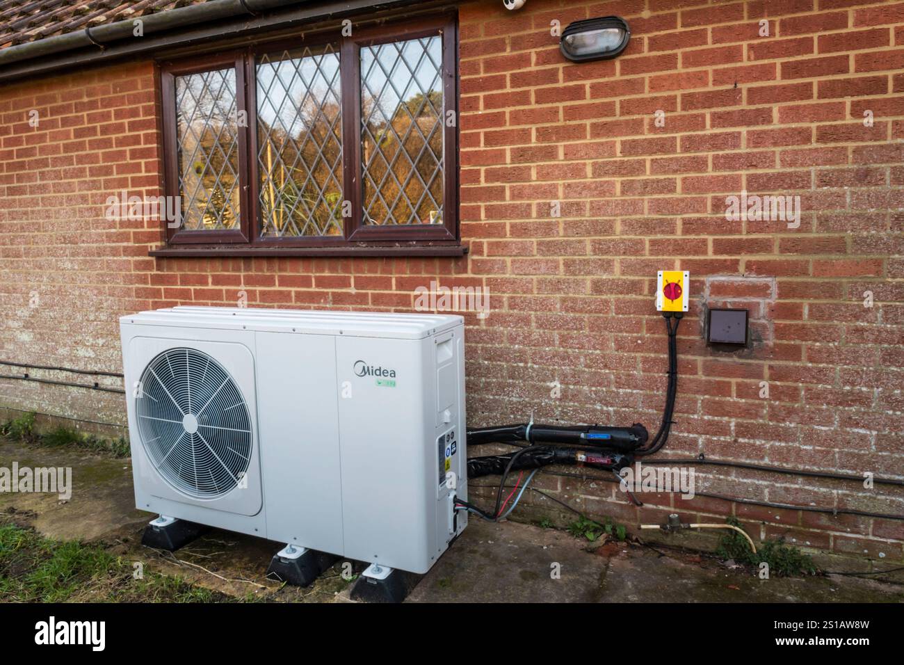 Une pompe à chaleur à source d'air Midea M-thermal Mono ATW de 16 kW à l'extérieur d'un chalet Norfolk. Banque D'Images