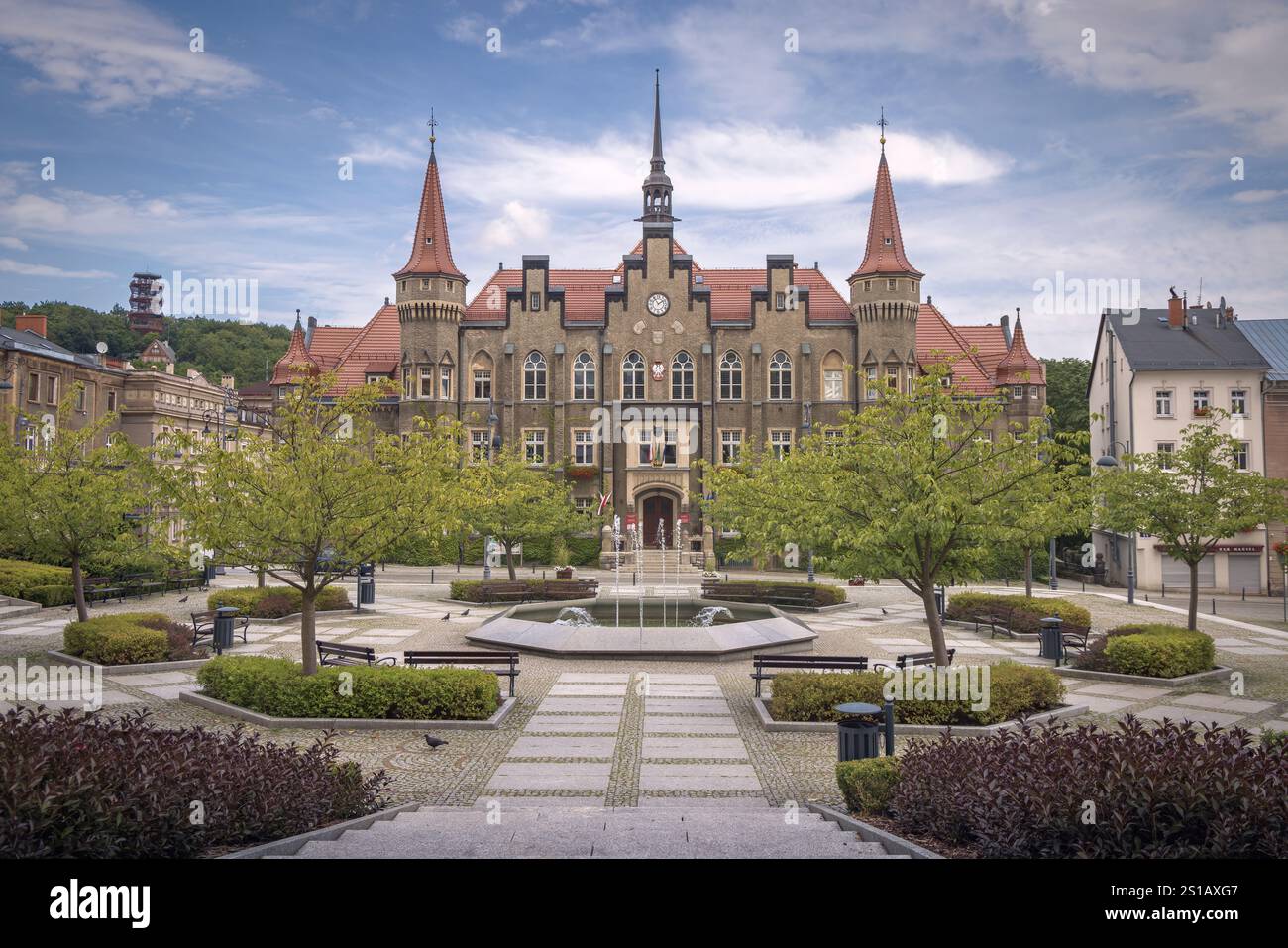WalbrzychTown Hall se dresse majestueusement contre un ciel serein, entouré d'une végétation luxuriante, Pologne Banque D'Images