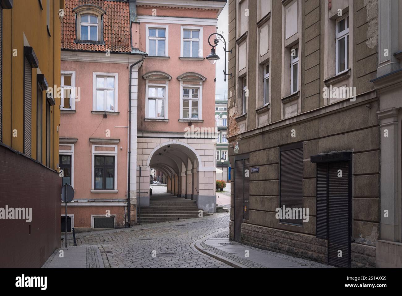 Des sentiers pavés serpentent entre les bâtiments historiques de Walbrzych, mettant en valeur l'architecture vibrante et le charme, en Pologne Banque D'Images