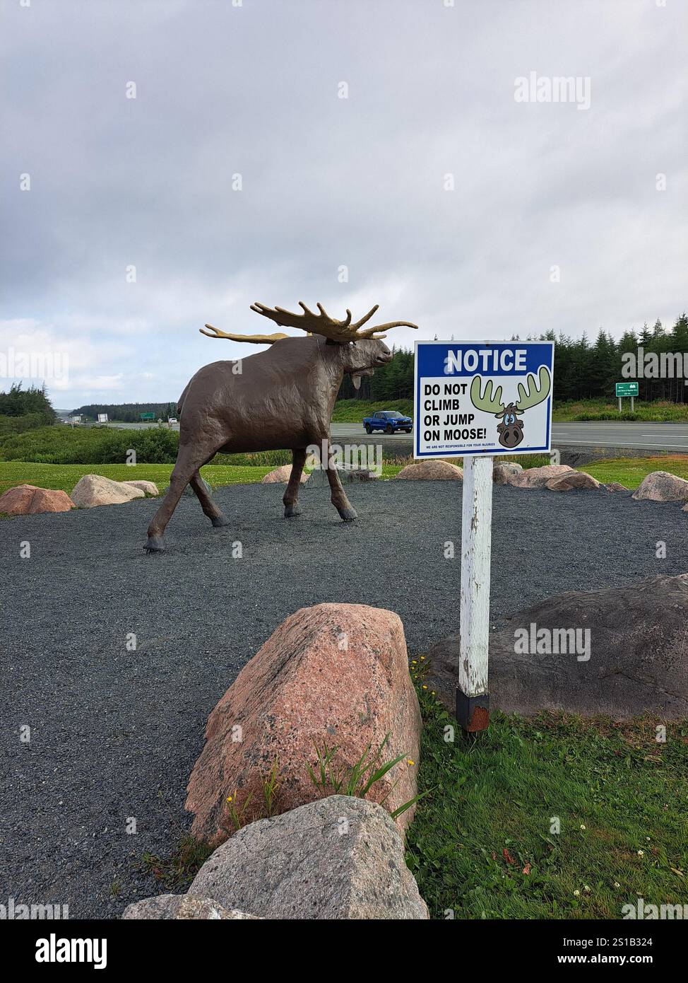 Ne grimpez pas ou ne sautez pas sur le panneau de l'orignal à Irving Oil Big Stop à Goobies, Terre-Neuve-et-Labrador, Canada Banque D'Images Ne grimpez pas ou ne sautez pas sur le panneau de l'orignal à Irving Oil Big Stop à Goobies, Terre-Neuve-et-Labrador, Canada Banque D'Images