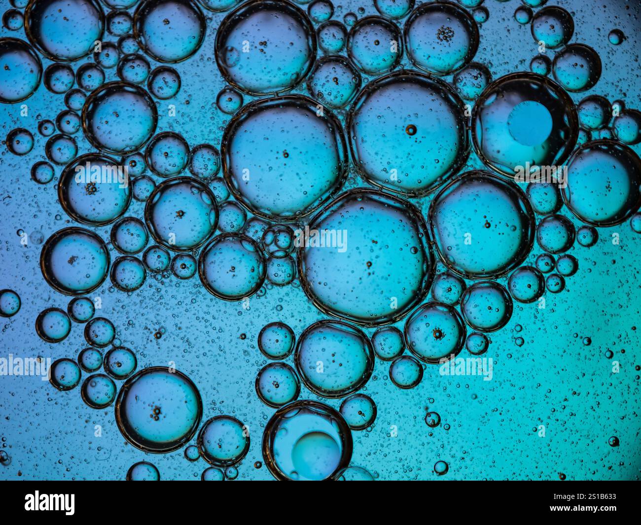 Fond avec des bulles d'air dissoutes dans un liquide bleu. Illustration pour un article scientifique en chimie ou physique. Fond pour la publicité cosmet Banque D'Images