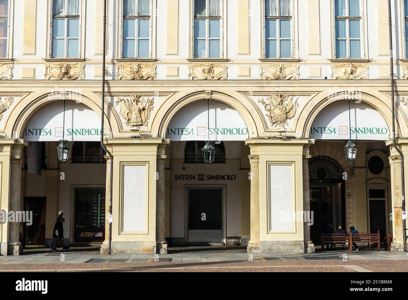 Turin, Italie - 24 novembre 2024 : signe du bureau de la banque Intesa Sanpaolo avec des gens autour de Turin ou Torino, Italie Banque D'Images