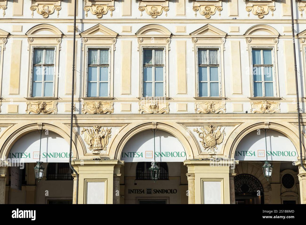 Turin, Italie - 24 novembre 2024 : signe du bureau bancaire Intesa Sanpaolo à Turin ou Turin, Italie Banque D'Images