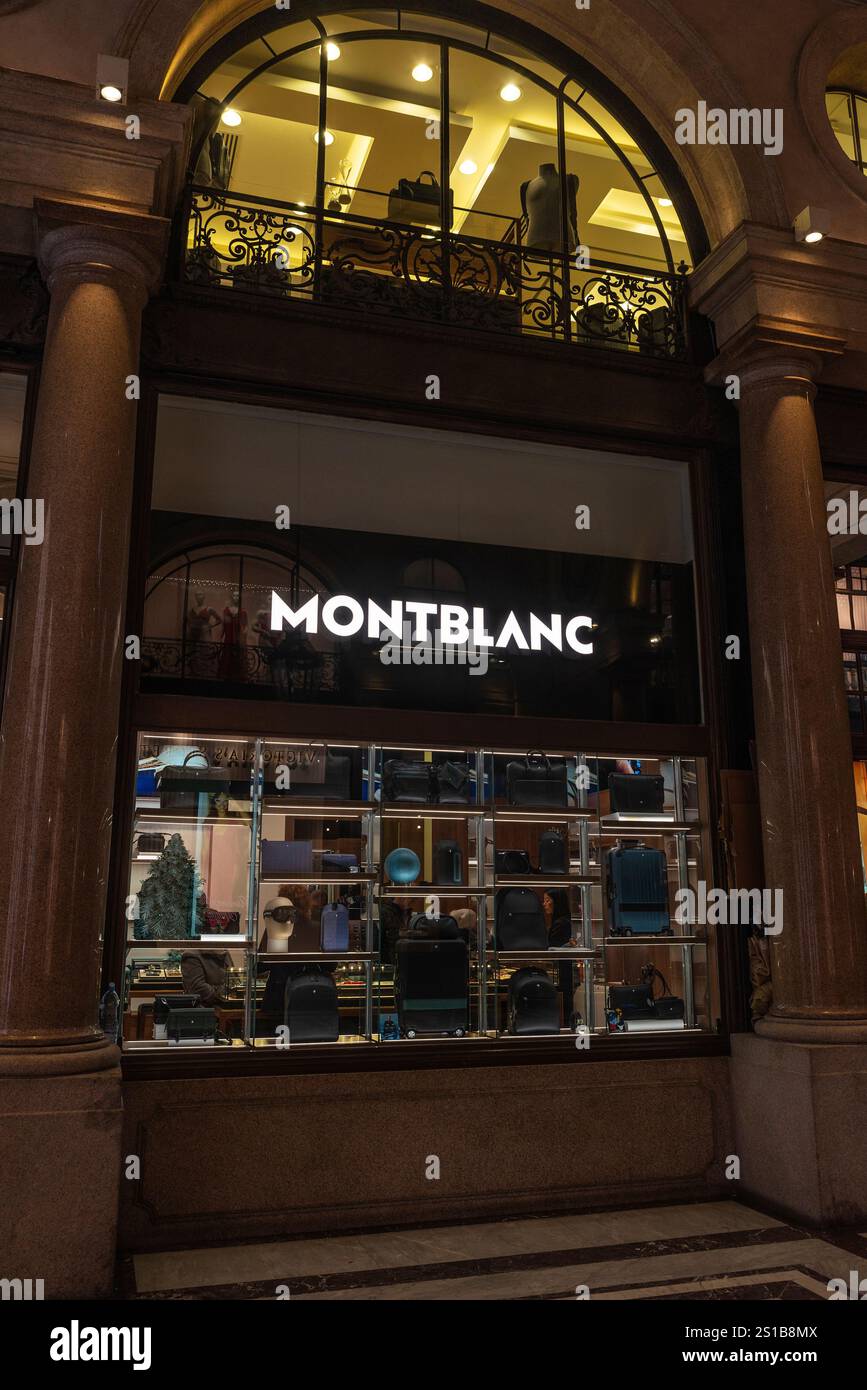 Turin, Italie - 24 novembre 2024 : enseigne de Montblanc, magasin de luxe dans la Galleria San Federico, un centre commercial à Turin ou Turin, Italie Banque D'Images