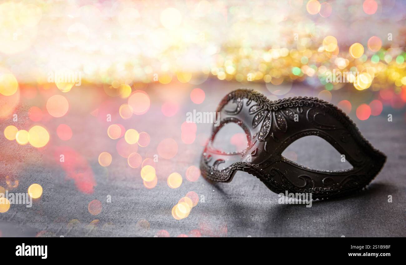 Fête de carnaval. Masque féminin vénitien et lumières bokeh, mascarade, fête de l'herbe mardi Banque D'Images