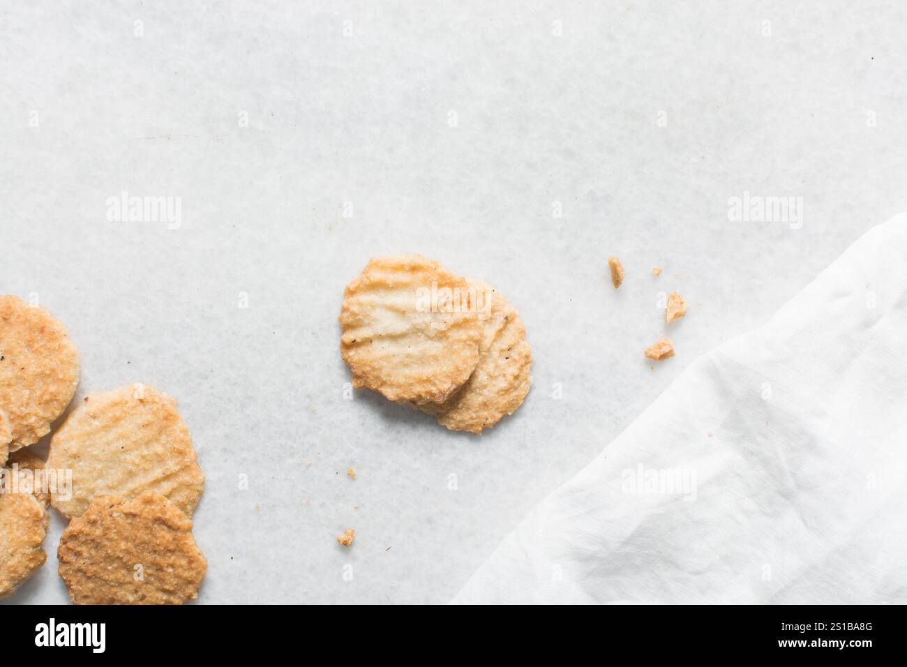 Vue aérienne des chips gurundi, vue de dessus des biscuits de noix de coco nigérians, biscuits de noix de coco nigérians faits avec de la noix de coco et du manioc Banque D'Images