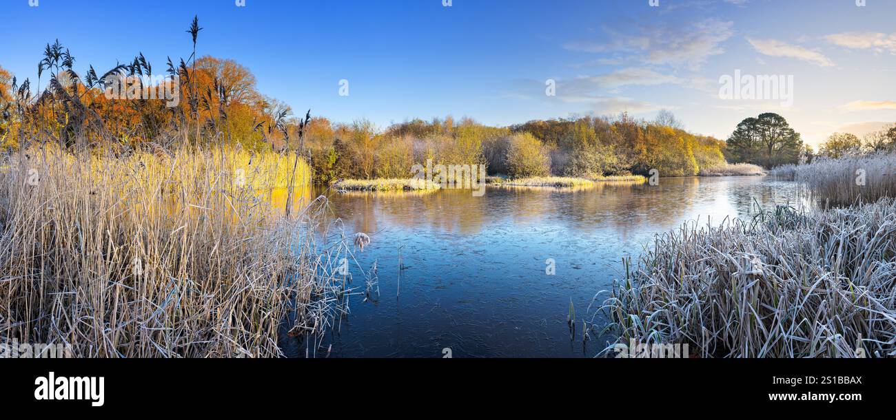 Le lac ornemental sur Southampton Common gelé par un matin d'automne glacial. Banque D'Images