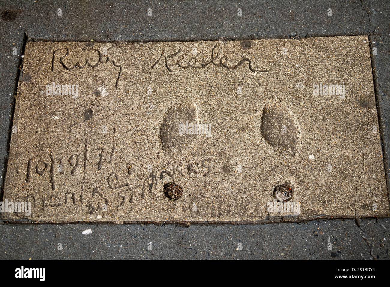 Empreintes de pieds de Rub Keeler devant le Theatre 80 St Marks, un ancien théâtre Off-Broadway et cinéma. Fermé en 2024, East Village, Manhattan, Banque D'Images