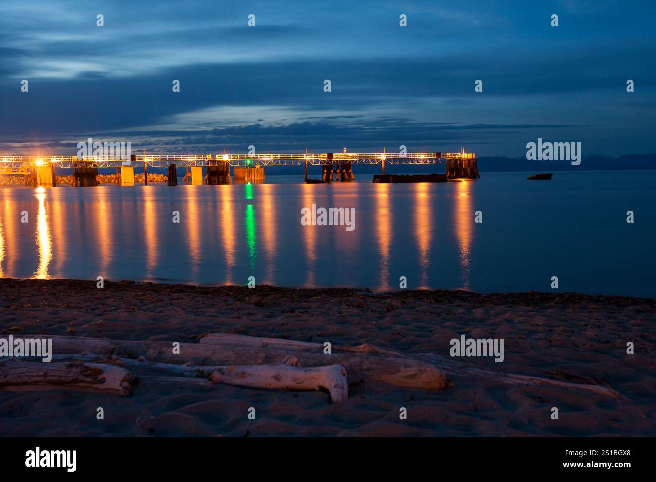 Un quai de nuit Banque D'Images