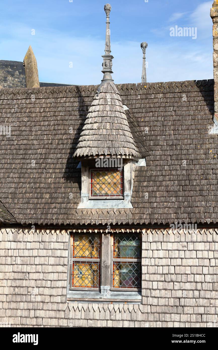 149 Mont-Saint-Michel. Soi-disant Maison de l'Artichaut, détail de lucarnes et fenêtres de façade, toit et mur revêtu de bardeaux de bois. Normandie-France. Banque D'Images