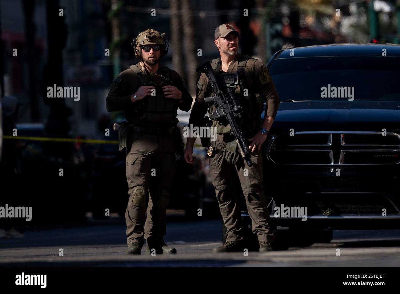 La Nouvelle-Orléans, États-Unis. 02 janvier 2025. Deux agents des enquêtes de la sécurité intérieure se tiennent sur canal Street quelques heures avant la réouverture de Bourbon Street au public à la Nouvelle-Orléans, en Louisiane, le jeudi 2 janvier 2025. Tôt hier matin, Shamsud DIN Jabbar, 42 ans, a pénétré dans une foule en bordure du quartier français, tuant au moins 14 personnes et en blessant 35. Photo de Bonnie Cash/UPI crédit : UPI/Alamy Live News Banque D'Images