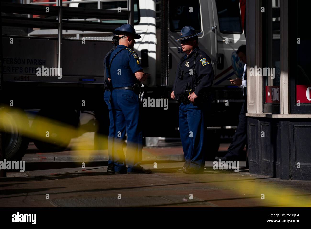 La Nouvelle-Orléans, États-Unis. 02 janvier 2025. Les Louisiana State Troopers se tiennent à l'angle de canal et Bourbon Street quelques heures avant la réouverture de Bourbon Street au public à la Nouvelle-Orléans, en Louisiane, le jeudi 2 janvier 2025. Tôt hier matin, Shamsud DIN Jabbar, 42 ans, a pénétré dans une foule en bordure du quartier français, tuant au moins 14 personnes et en blessant 35. Photo de Bonnie Cash/UPI crédit : UPI/Alamy Live News Banque D'Images