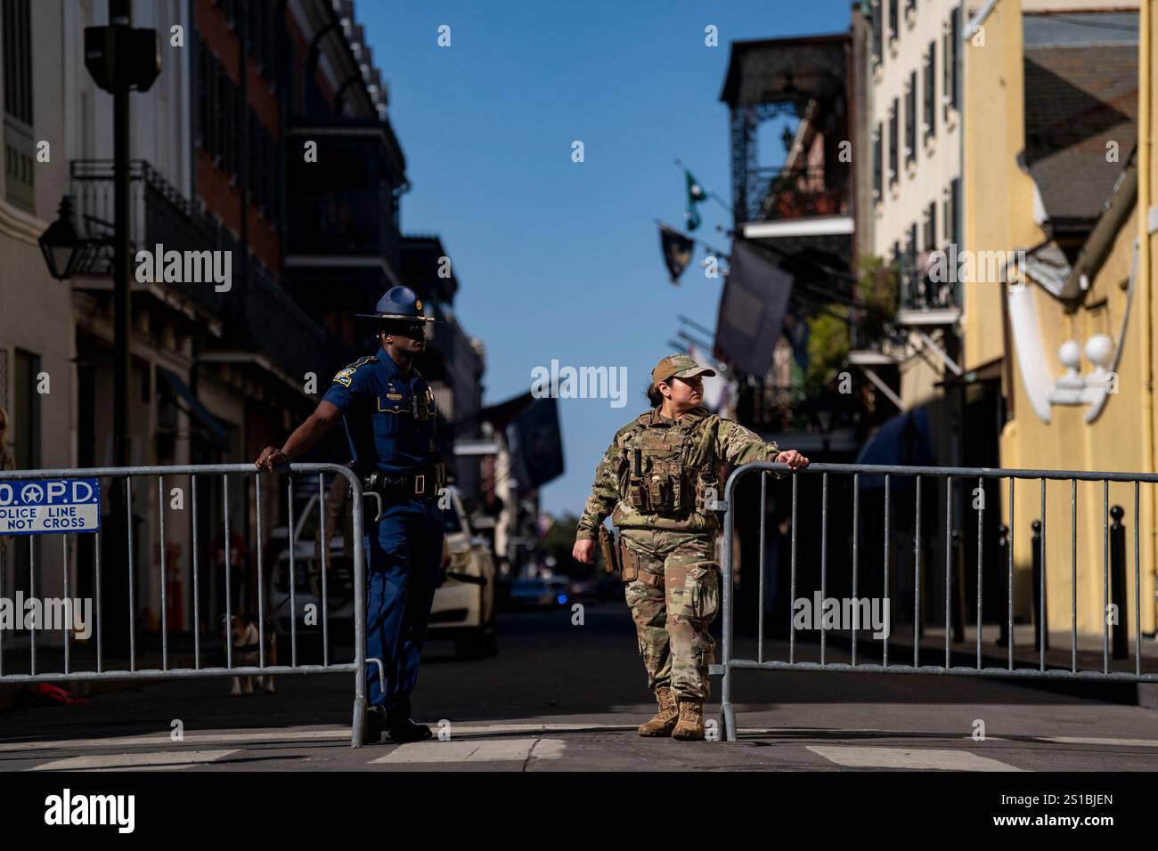 La Nouvelle-Orléans, États-Unis. 02 janvier 2025. Un soldat de l'État de Louisiane et un gardien national se tiennent à l'angle de Royal Street et Conti Street pour bloquer l'entrée de Bourbon Street quelques heures avant sa réouverture au public à la Nouvelle-Orléans, en Louisiane, le jeudi 2 janvier 2025. Tôt hier matin, Shamsud DIN Jabbar, 42 ans, a pénétré dans une foule en bordure du quartier français, tuant au moins 14 personnes et en blessant 35. Photo de Bonnie Cash/UPI crédit : UPI/Alamy Live News Banque D'Images