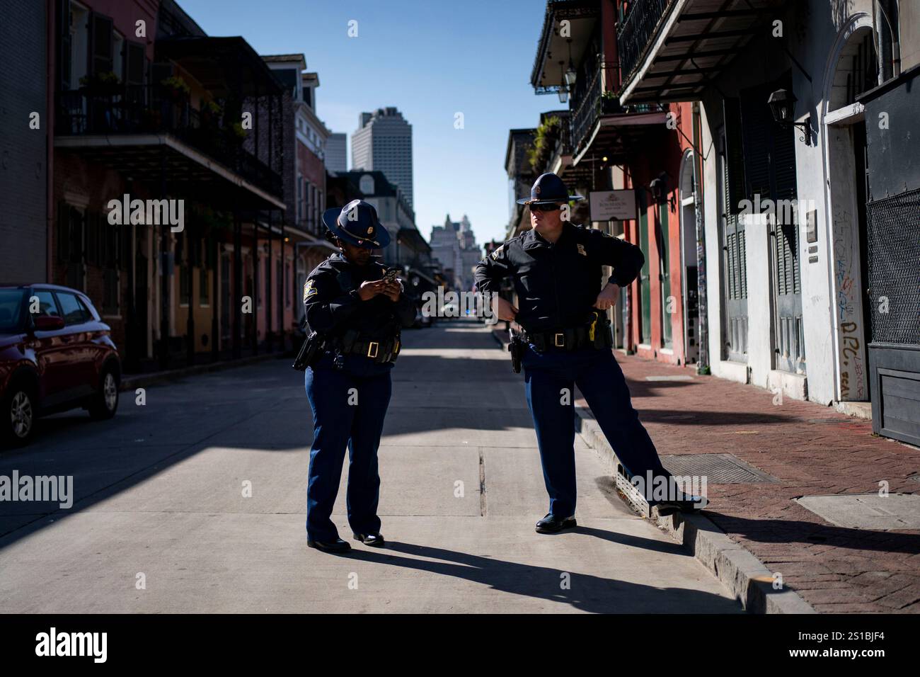 La Nouvelle-Orléans, États-Unis. 02 janvier 2025. Deux Louisiana State Troopers se tiennent aux coins de Bourbon et Dumaine Street quelques heures avant la réouverture de Bourbon Street au public à la Nouvelle-Orléans, en Louisiane, le jeudi 2 janvier 2025. Tôt hier matin, Shamsud DIN Jabbar, 42 ans, a pénétré dans une foule en bordure du quartier français, tuant au moins 14 personnes et en blessant 35. Photo de Bonnie Cash/UPI crédit : UPI/Alamy Live News Banque D'Images