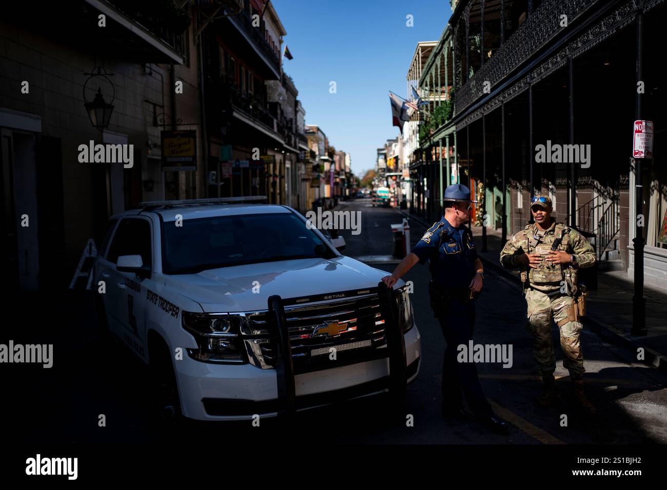 La Nouvelle-Orléans, États-Unis. 02 janvier 2025. Un soldat de l'État de Louisiane et un gardien national se tiennent à l'angle de Royal Street et obligent Louis Street à bloquer l'entrée de Bourbon Street quelques heures avant sa réouverture au public à la Nouvelle-Orléans, Louisiane, le jeudi 2 janvier 2025. Tôt hier matin, Shamsud DIN Jabbar, 42 ans, a pénétré dans une foule en bordure du quartier français, tuant au moins 14 personnes et en blessant 35. Photo de Bonnie Cash/UPI. Crédit : UPI/Alamy Live News Banque D'Images