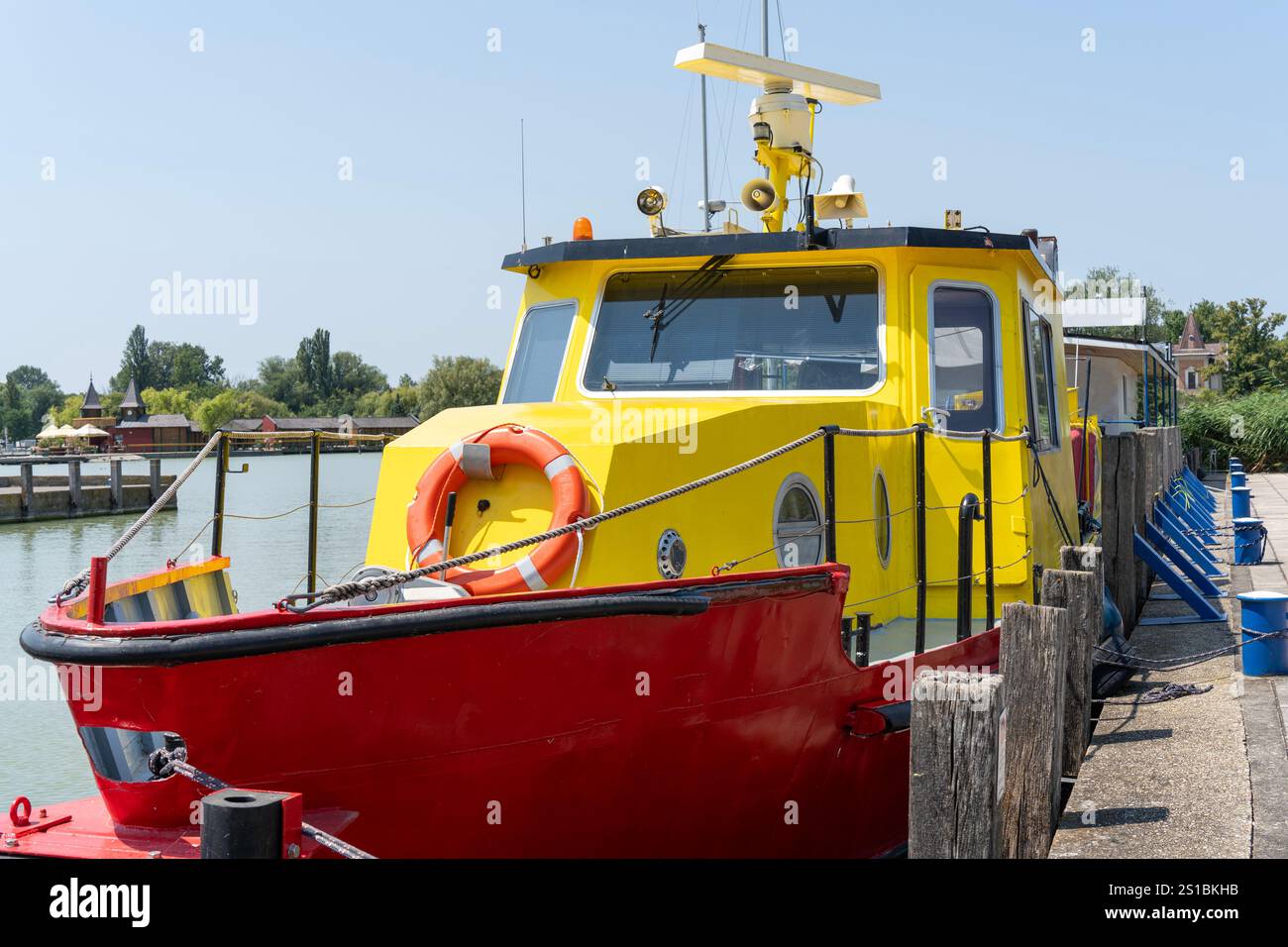 Jaune petit navire de sauvetage sur le lac Balaton en Hongrie en été Banque D'Images