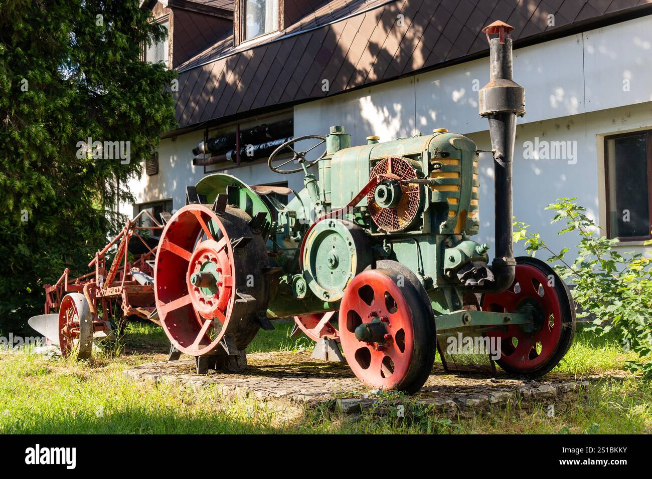 Tracteur vert vintage avec roues en métal rouge Banque D'Images