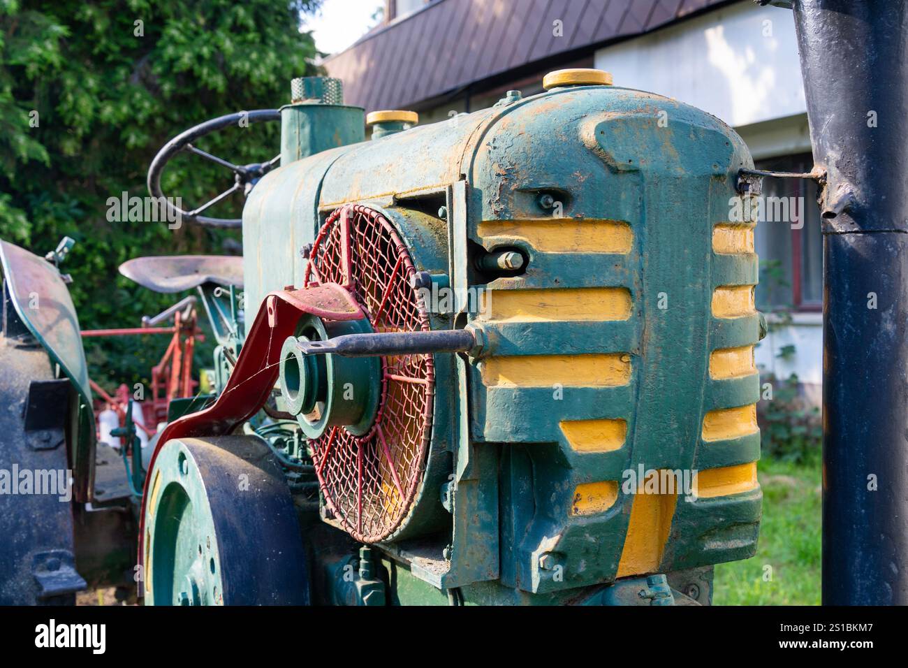 Tracteur vert vintage avec roues en métal rouge Banque D'Images