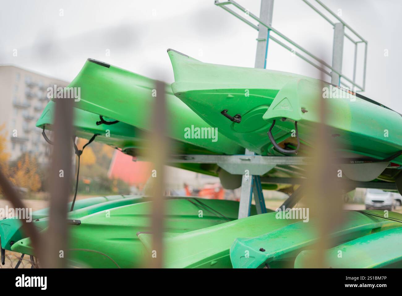 Photo aventure en plein air vous attend avec des kayaks verts empilés offrant des expériences de sports nautiques passionnantes pour les passionnés et les amoureux de la nature en quête d'excitation Banque D'Images