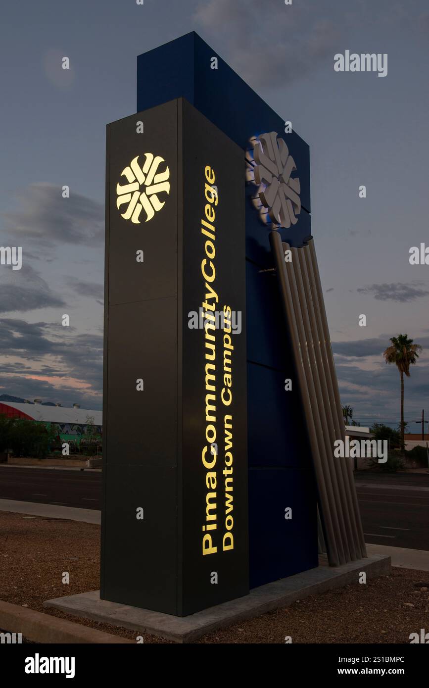 Pima Community College Downtown Campus signe au coucher du soleil à Tucson Arizona Banque D'Images
