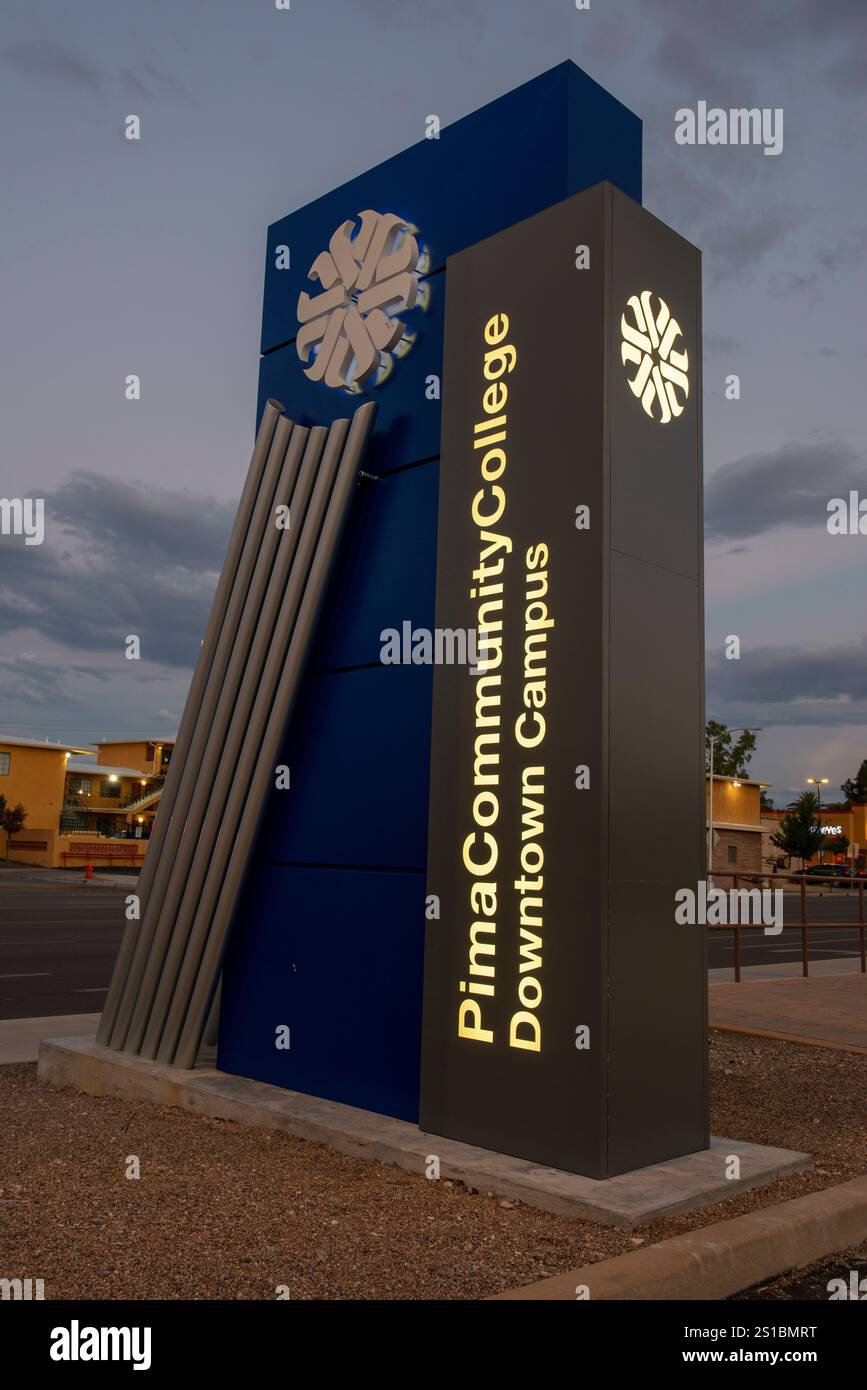 Pima Community College Downtown Campus signe au coucher du soleil à Tucson Arizona Banque D'Images