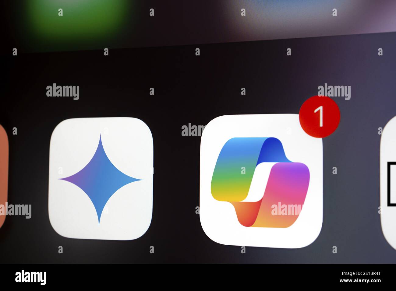 Gros plan de l'écran d'un iPhone affichant l'icône de l'application Google Gemini et Microsoft CoPilot. Banque D'Images