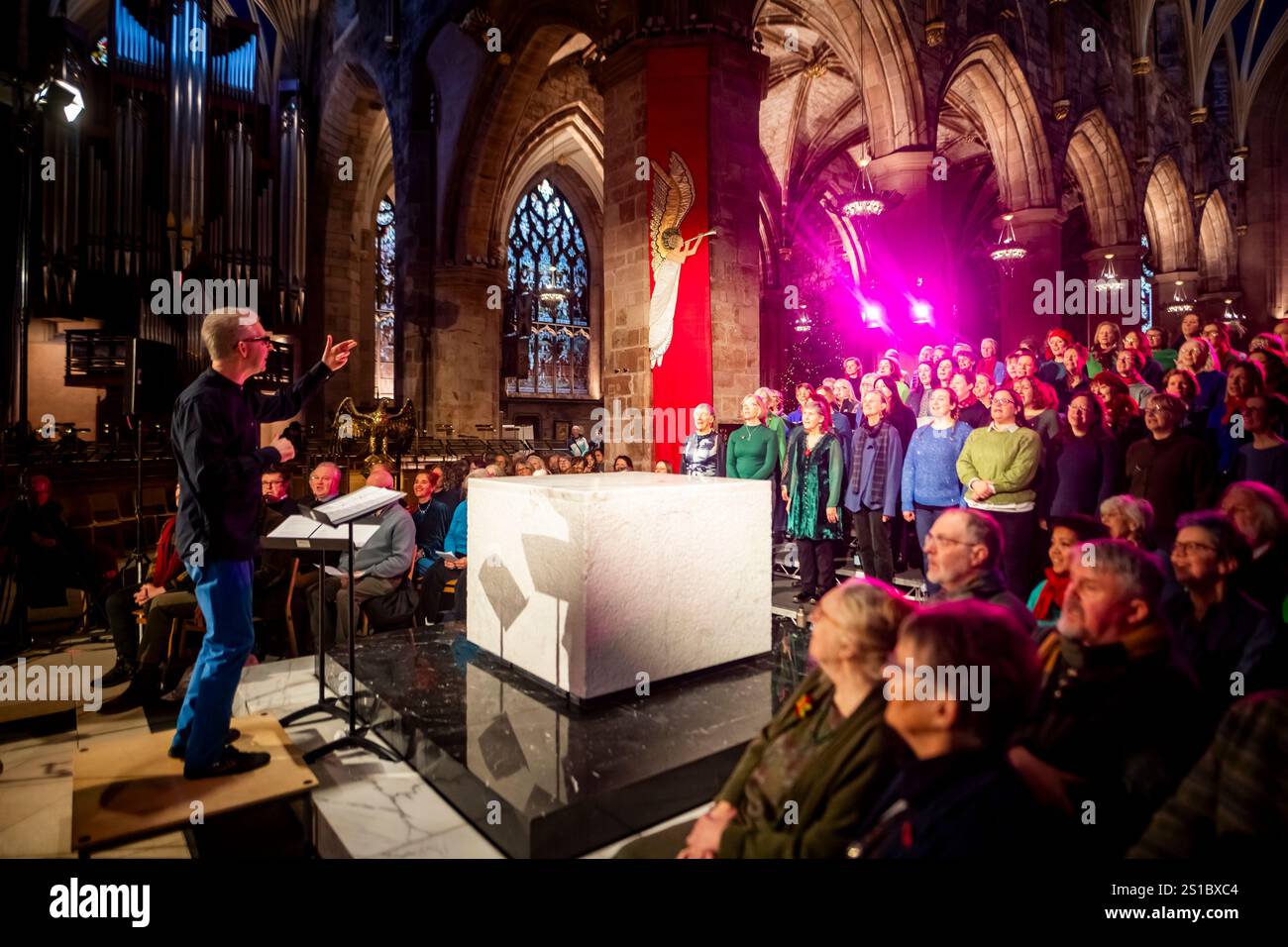 Édimbourg, Écosse. Mer. 1er janvier 2025. Représentation en direct de «Come Away In» à la cathédrale St Giles dans le cadre du premier événement Footin de la ville. Come Away In a été conçu et interprété par Karine Polwart (guitare / voix) en collaboration avec Stephen Deazley (chef de chœur), Corrina Hewat (harpe) et Lori Watson (violon / voix) avec une chorale communautaire à grande échelle spécialement recrutée pour l’événement. Banque D'Images