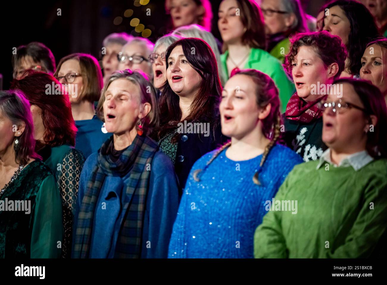 Édimbourg, Écosse. Mer. 1er janvier 2025. Représentation en direct de «Come Away In» à la cathédrale St Giles dans le cadre du premier événement Footin de la ville. Come Away In a été conçu et interprété par Karine Polwart (guitare / voix) en collaboration avec Stephen Deazley (chef de chœur), Corrina Hewat (harpe) et Lori Watson (violon / voix) avec une chorale communautaire à grande échelle spécialement recrutée pour l’événement. Banque D'Images
