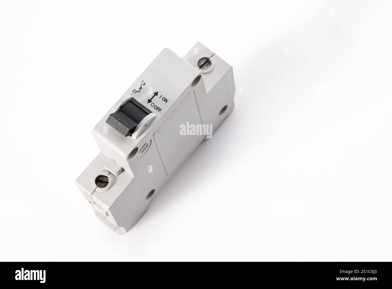 Disjoncteur électrique moderne isolé sur fond blanc Banque D'Images