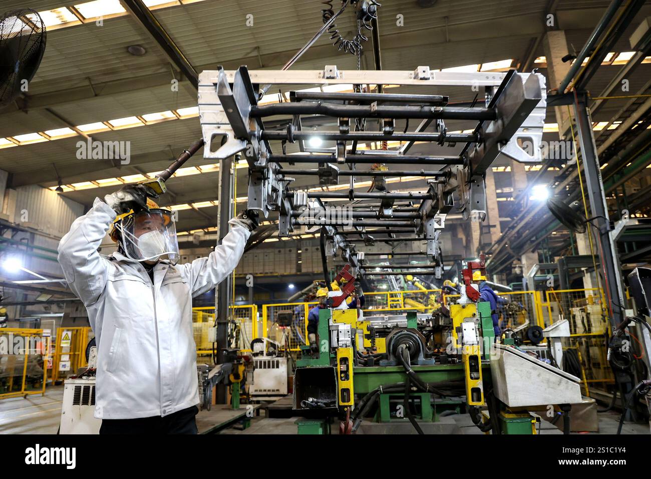 QINGDAO, CHINE - 2 JANVIER 2025 - les employés d'un constructeur automobile produisent des pièces pour un cadre à Qingdao, province du Shandong, Chine, 2 janvier 202 Banque D'Images