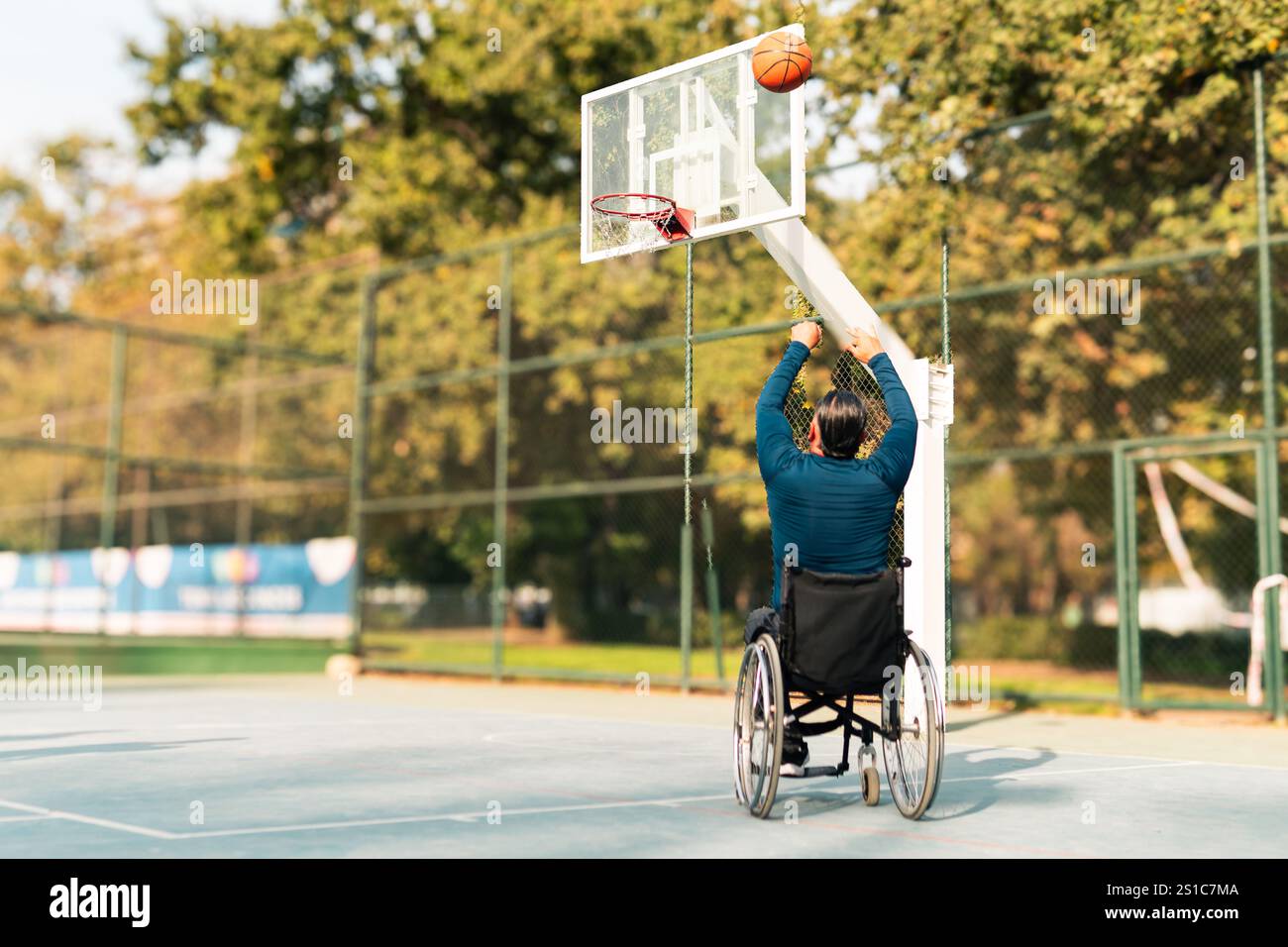 Athlète masculin adulte d'environ 50 ans, pratiquant le basket-ball en fauteuil roulant Banque D'Images