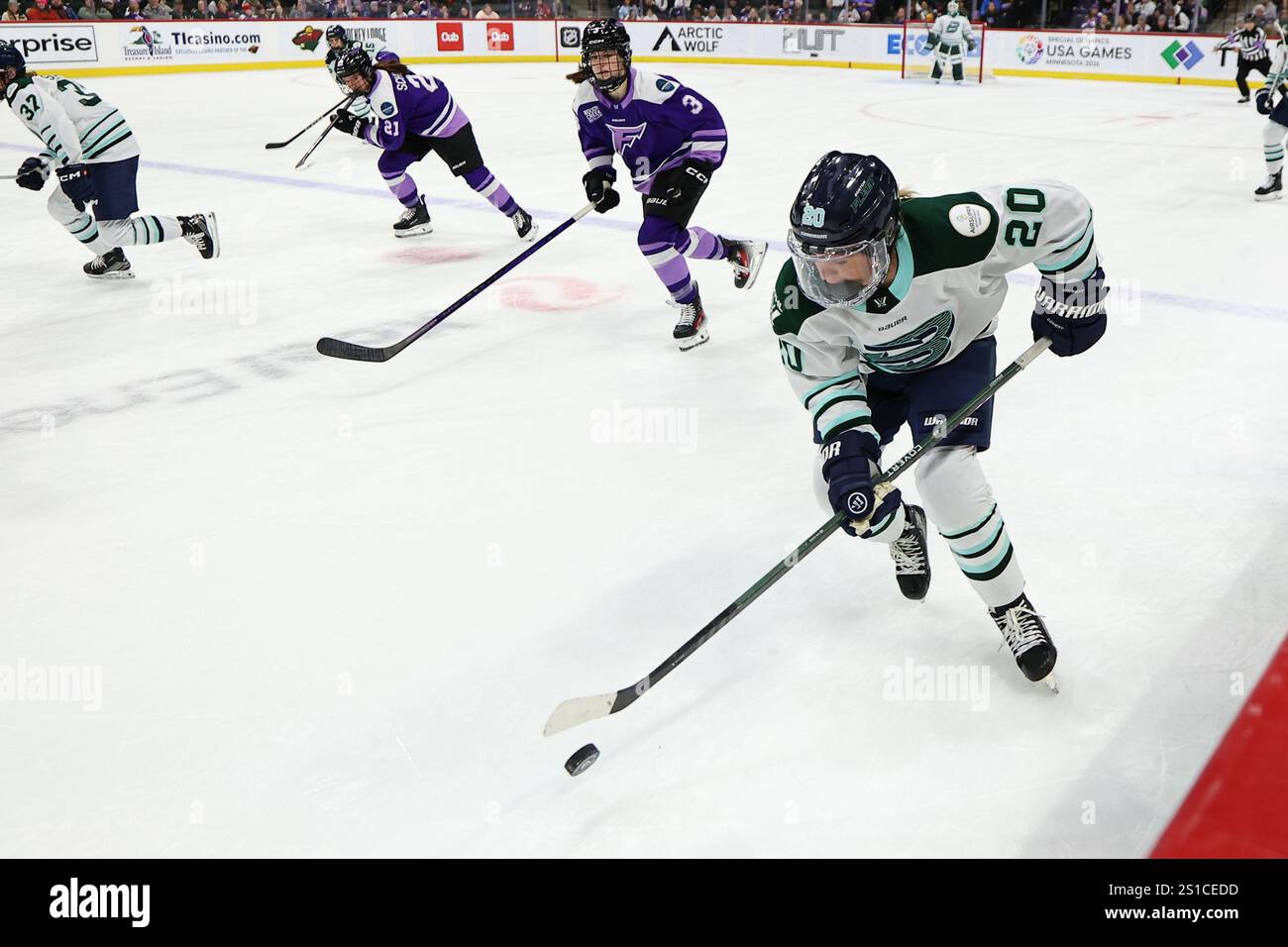 2 janvier 2025 : L'attaquante de Boston Fleet Hannah Brandt (20 ans) contrôle la rondelle lors d'un match de hockey PWHL entre la Boston Fleet et le Minnesota Frost au Xcel Energy Center à Paul, Minnesota. Steven Garcia-CSM (image crédit : © Steven Garcia/Cal Sport Media) Banque D'Images