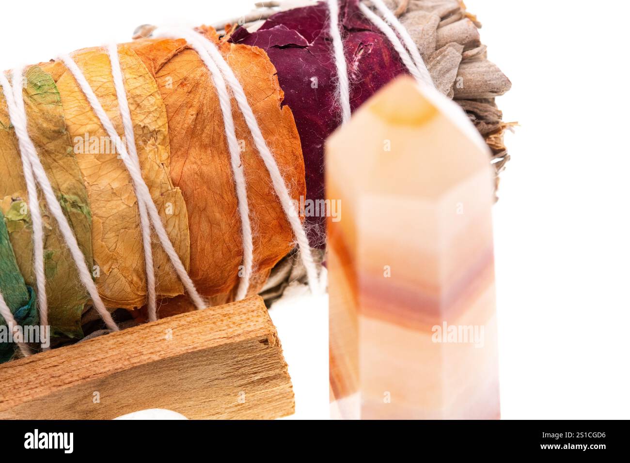 Smudge Rainbow stick et Crystal point fond blanc. Photo de haute qualité Banque D'Images