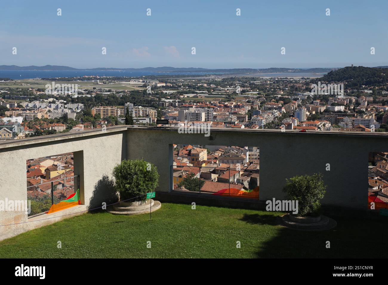 23 juin 2021, HyÃ¨Res, Var, France : le jardin de la villa Noailles et la ville de HyÃ¨RES sont vus. La villa Noailles, conçue par l’architecte français Robert Mallet-Stevens et construite entre 1923 et 1925 sur les hauteurs de HyÃ¨RES, s’inscrit dans le mouvement de l’architecture moderne. (Crédit image : © Apolline Guillerot-Malick/SOPA images via ZUMA Press Wire) USAGE ÉDITORIAL SEULEMENT! Non destiné à UN USAGE commercial ! Banque D'Images