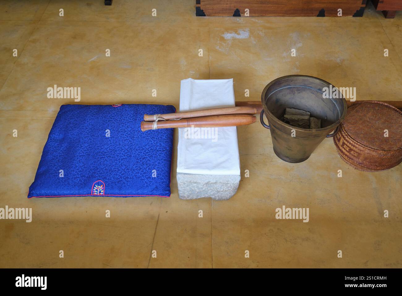 Détail de quelques éléments simples, outils. Vue intérieure au musée de la résidence royale Unhyeongung à Séoul, Corée du Sud. Banque D'Images