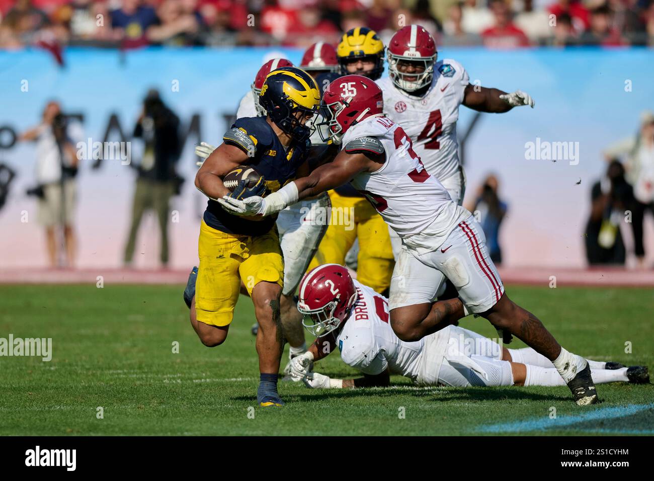 Tampa, Floride, États-Unis. 31 décembre 2024. Jordan Marshall (23 ans) casse le tacle du linebacker de l'Alabama Jeremiah Alexander (35 ans) lors d'un match de football NCAA entre les Michigan Wolverines et Alabama Crimson Tide au Raymond James Stadium de Tampa, en Floride. Mike Janes/CSM/Alamy Live News Banque D'Images