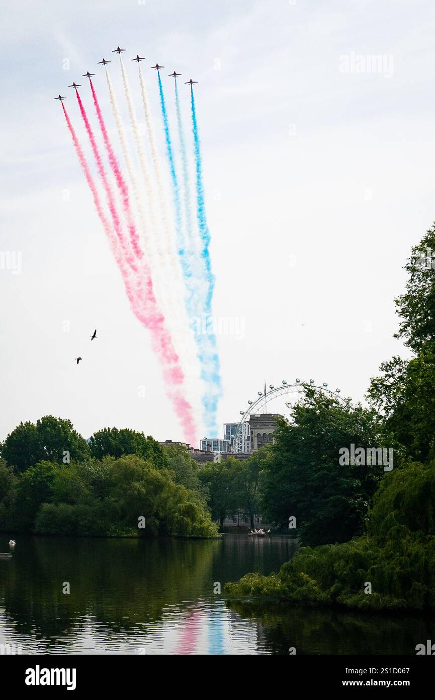 Photo du dossier datée du 08/05/20 des flèches rouges de la Royal Air Force passant au-dessus du London Eye et du St James's Park dans le centre de Londres lors d'un flypast marquant le 75e anniversaire du VE Day. La Légion royale britannique a exhorté les anciens combattants de la seconde Guerre mondiale à s’inscrire aux commémorations marquant le 80e anniversaire de la Journée VE et de la Journée VJ cette année. Le jour de la victoire en Europe (VE) a eu lieu le 8 mai 1945, tandis que le jour de la victoire sur le Japon (VJ) a eu lieu le 15 août 1945, mettant ainsi fin à la guerre. Date d'émission : vendredi 3 janvier 2025. Banque D'Images