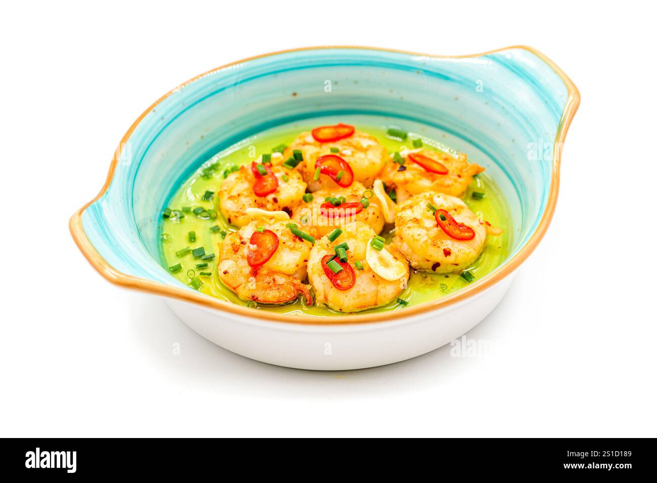Apéritif avec des crevettes, des oignons et des tomates sur une assiette en porcelaine blanche Banque D'Images