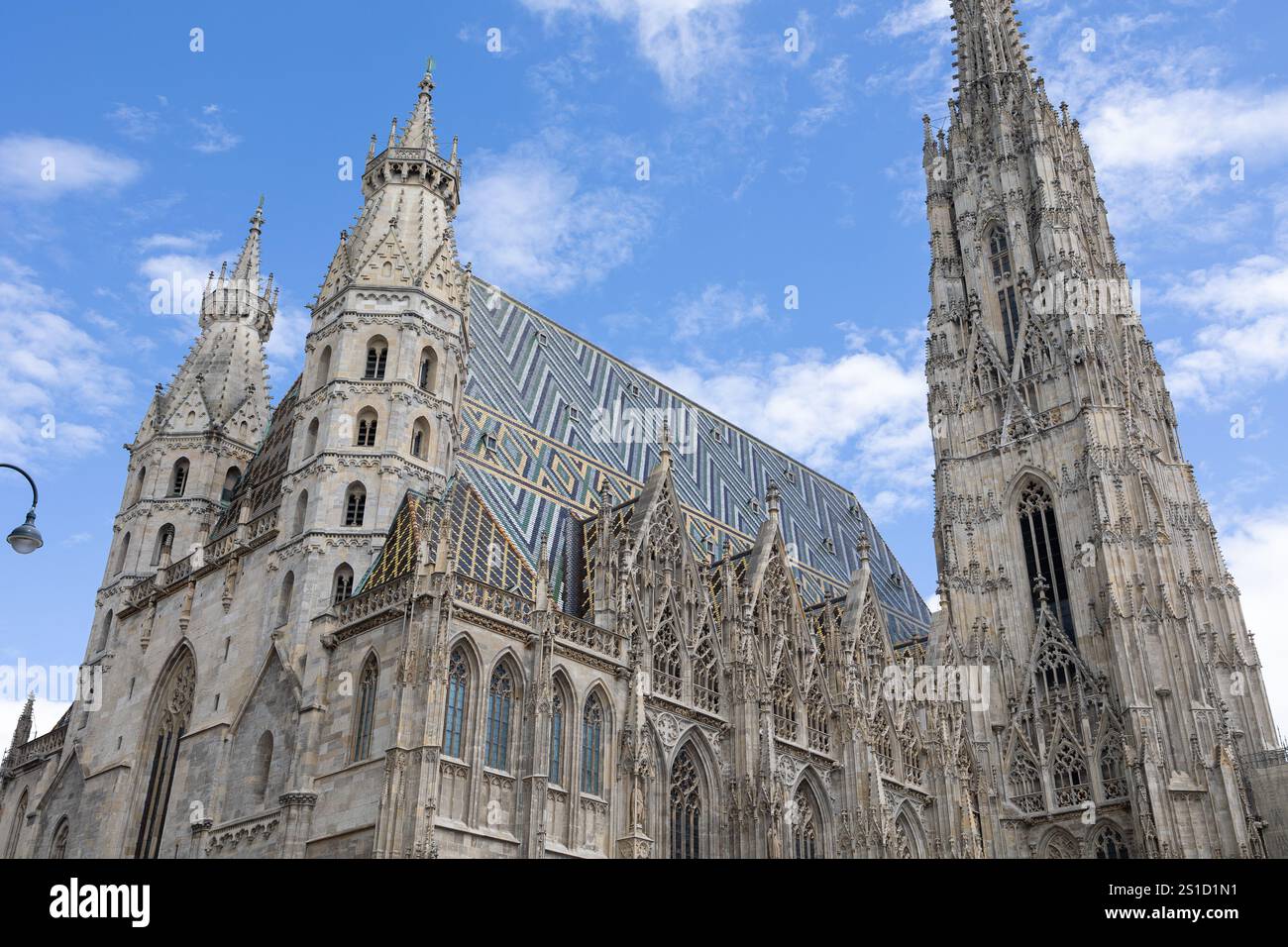 Soaring spires and Intricate Details, façade extérieure de la cathédrale de Étienne à Vienne, Autriche. Banque D'Images