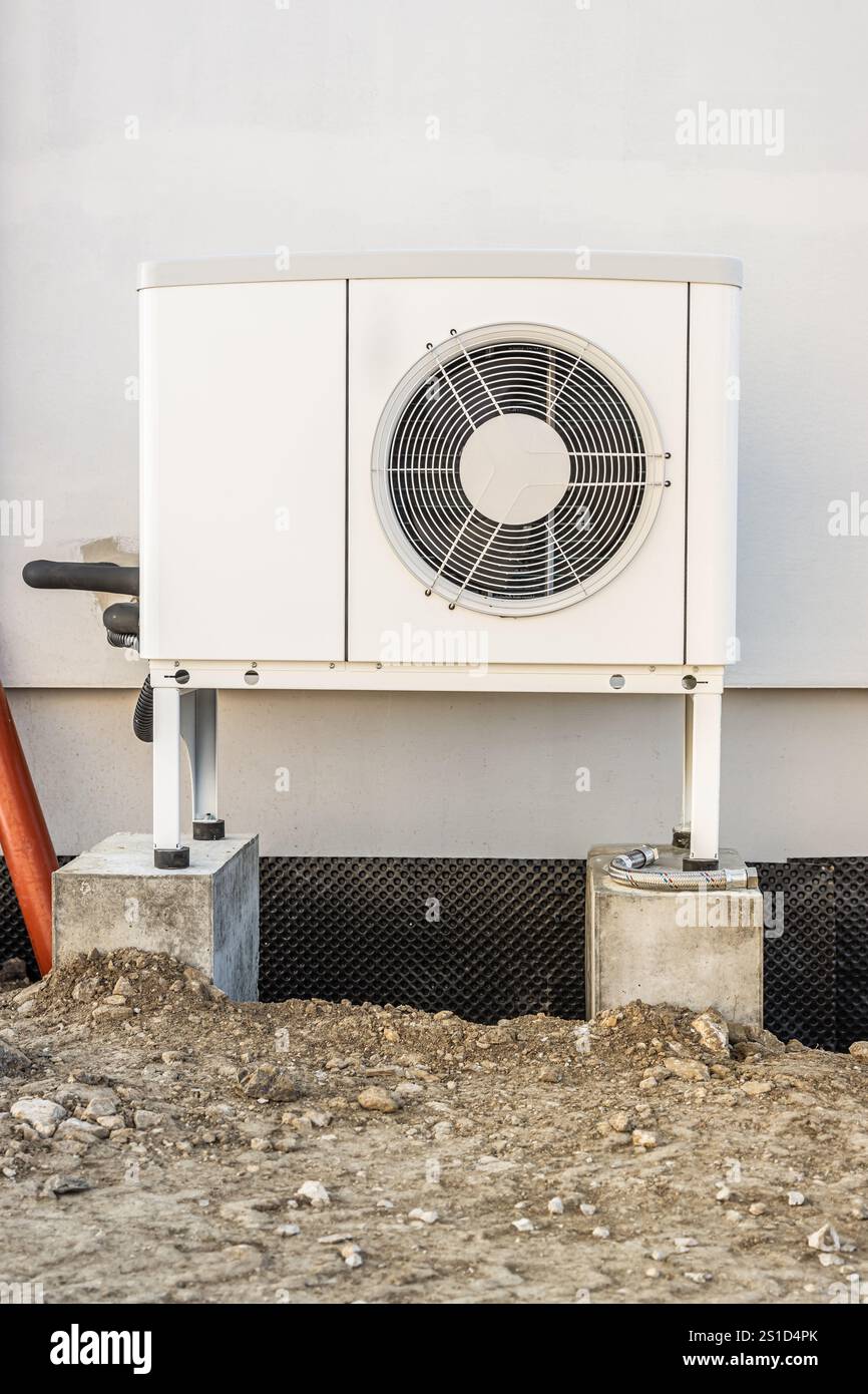 Pompes à chaleur de source d'air installées à l'extérieur de la maison de ville nouvelle et moderne en construction, concept d'énergie renouvelable verte de pompe à chaleur Banque D'Images