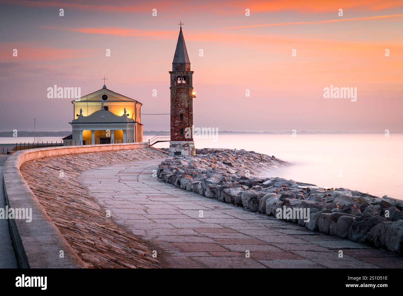 Phare à Caorle, au lever du soleil, Italie. Ville italienne dans la ville métropolitaine de Venise. Église Madonna dell'Angelo. Côte de la mer Adriatique. Banque D'Images