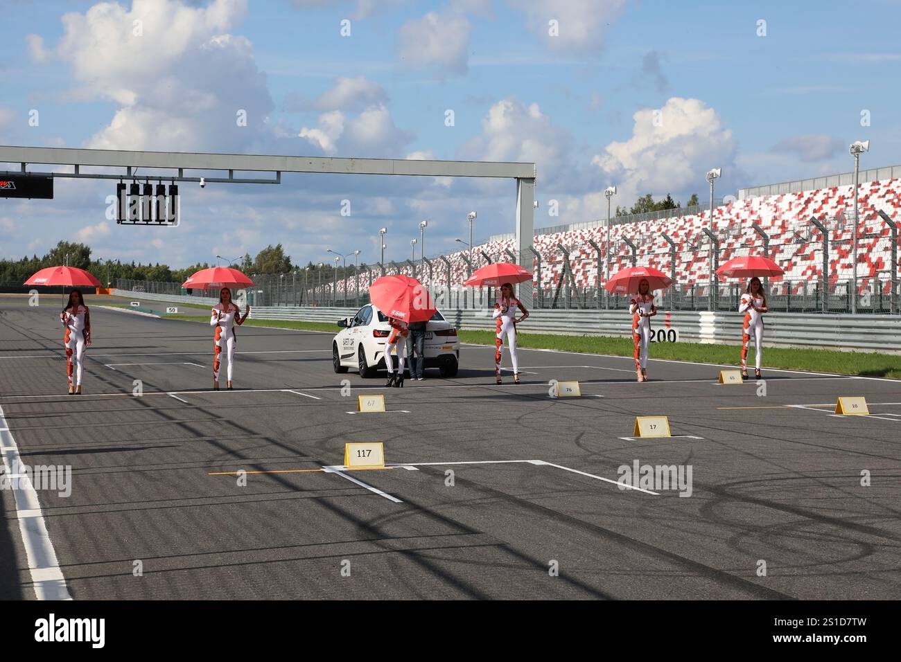 MOSCOU, RUSSIE - 21 JUILLET 2019 : les filles de grille avec des parasols debout sur la ligne de départ dix minutes avant le début du championnat de Russie en moto Banque D'Images