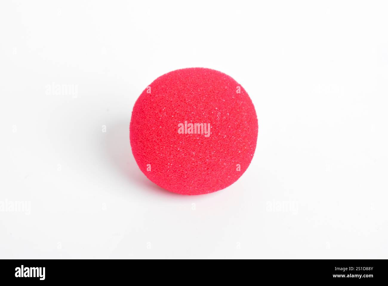 Jour du nez rouge, nez de clown rouge isolé sur fond blanc Banque D'Images