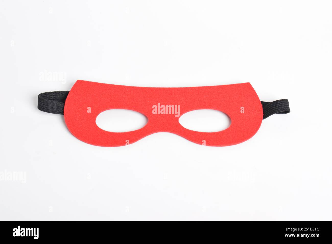 Masque de héros rouge isolé sur fond blanc. Banque D'Images