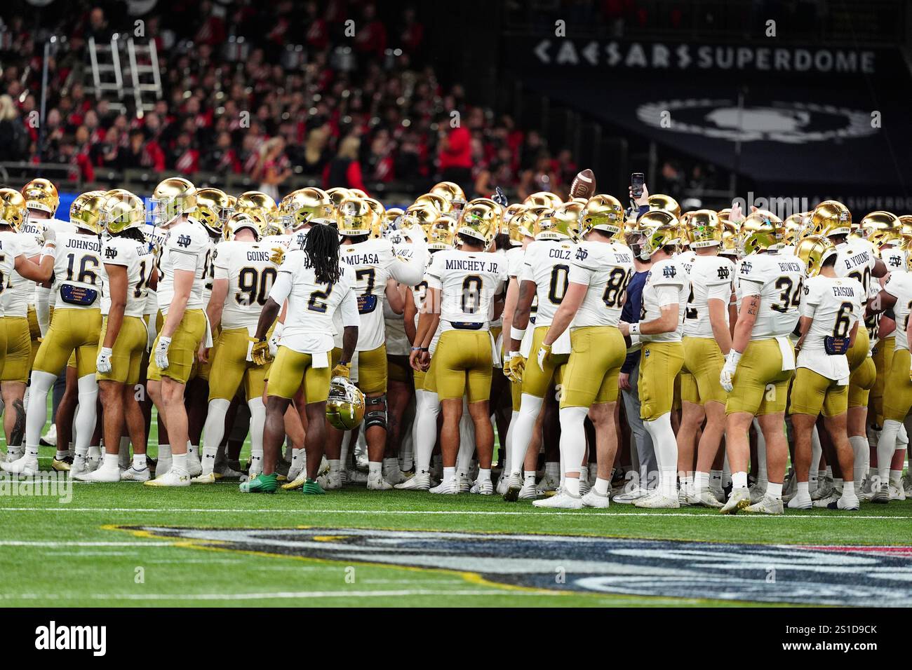 NEW ORLEANS, LA - JANUARY 02: Notre Dame Fighting Irish huddle up as a team during Notre Dame Fighting Irish versus the Georgia Bulldogs College Football Playoff Quarterfinal at the Allstate Sugar Bowl at the Caesars Superdome in New Orleans, Louisiana. (Photo by Brian Spurlock/Icon Sportswire) (Icon Sportswire via AP Images) Banque D'Images