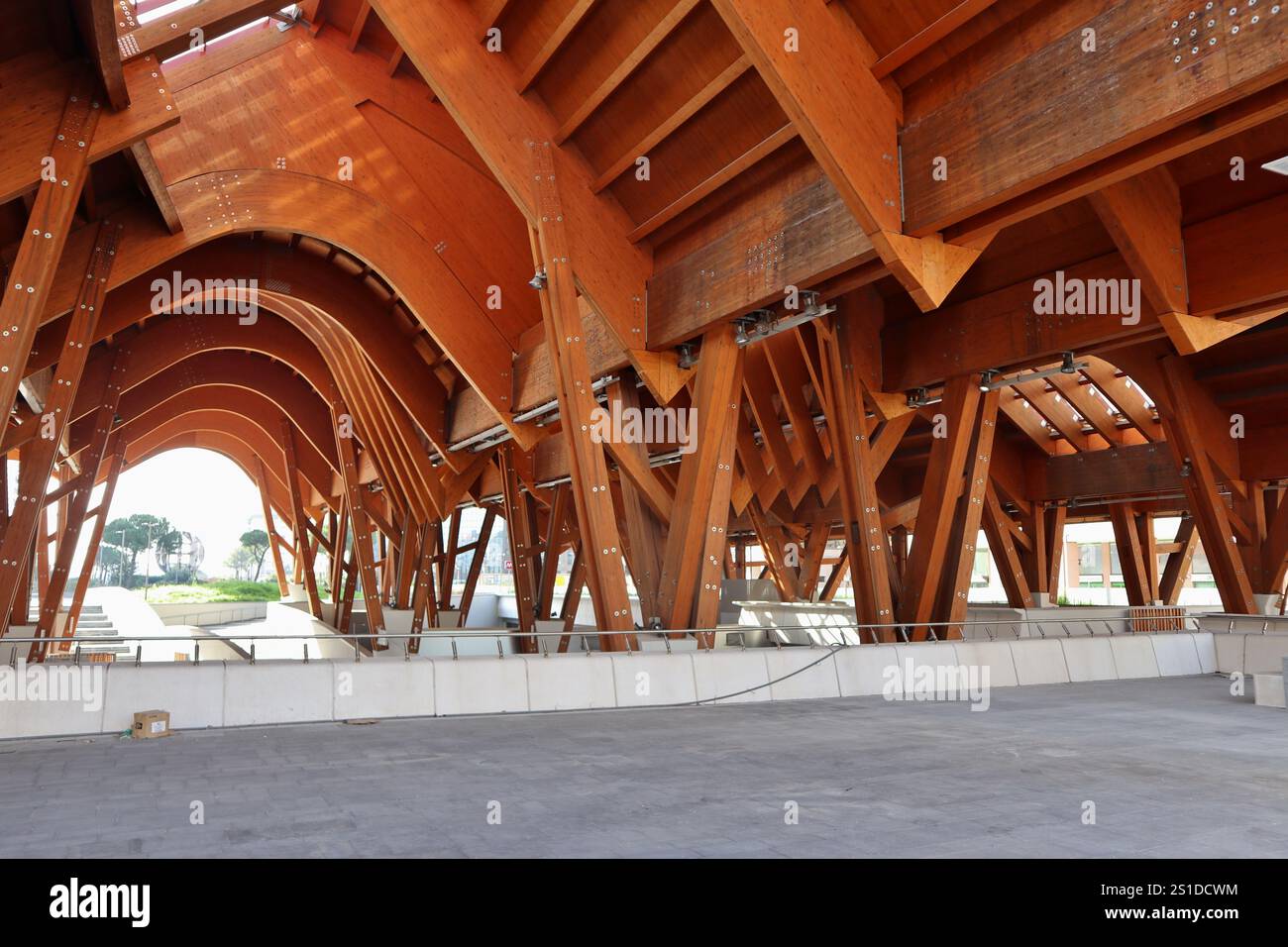 Napoli - Copertura in legno lamellare della nuova stazione metro del Centro Direzionale Banque D'Images