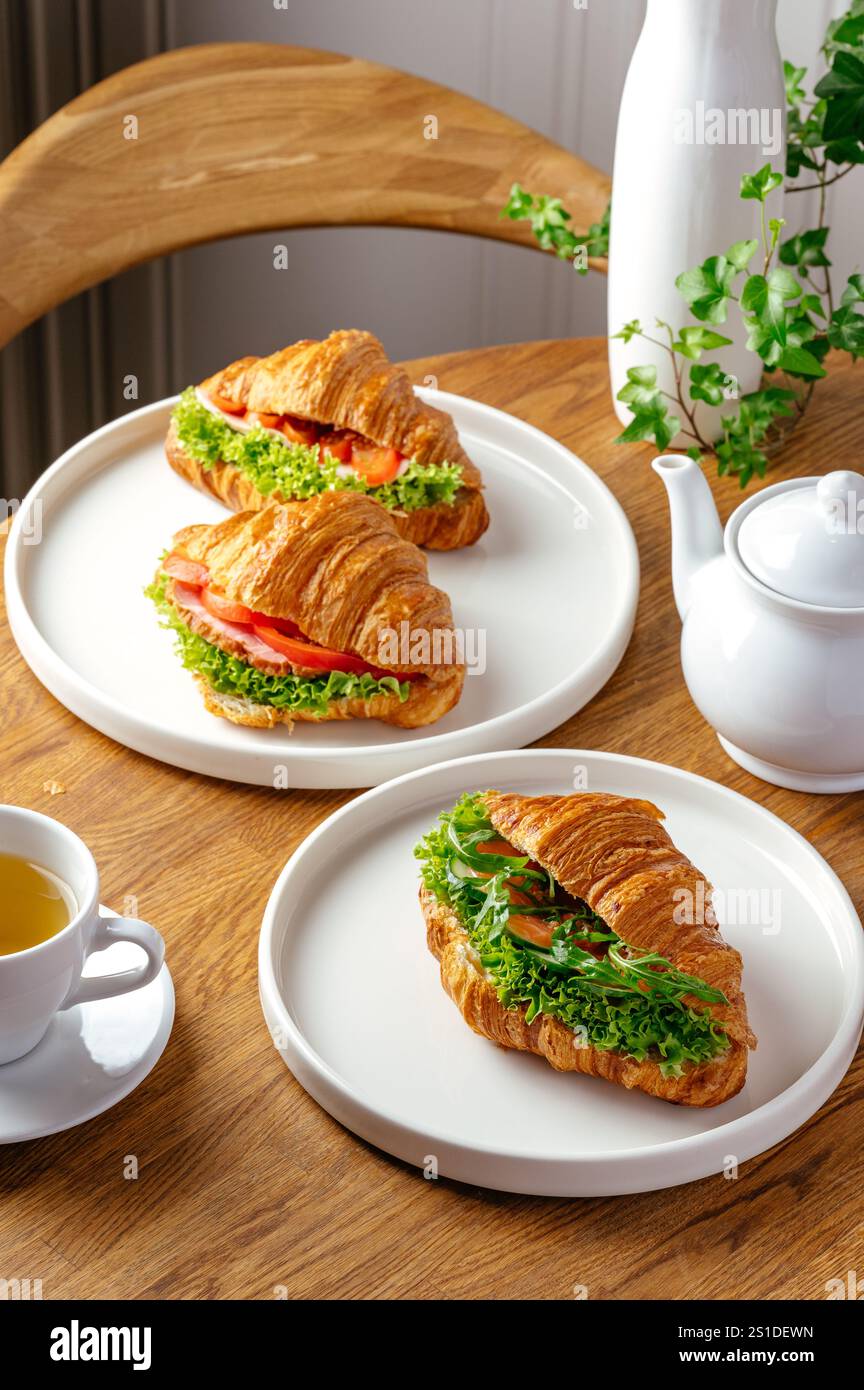 croissants avec jambon sur une assiette Banque D'Images