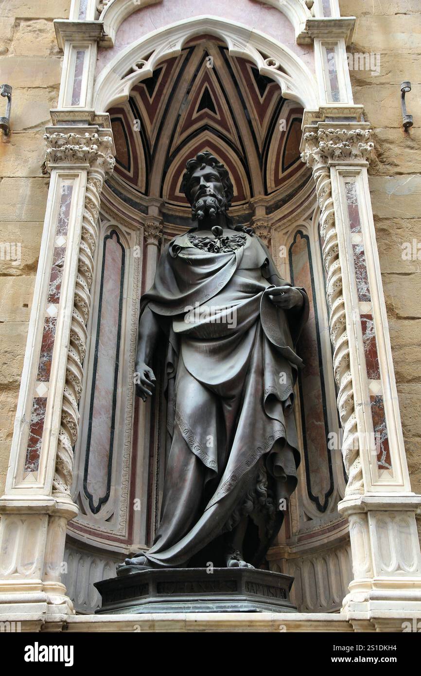 Statue Sainte de la façade de l'église Orsanmichele à Florence, Italie. Sculpture Renaissance Saint Jean Baptiste de Lorenzo Ghiberti. Banque D'Images